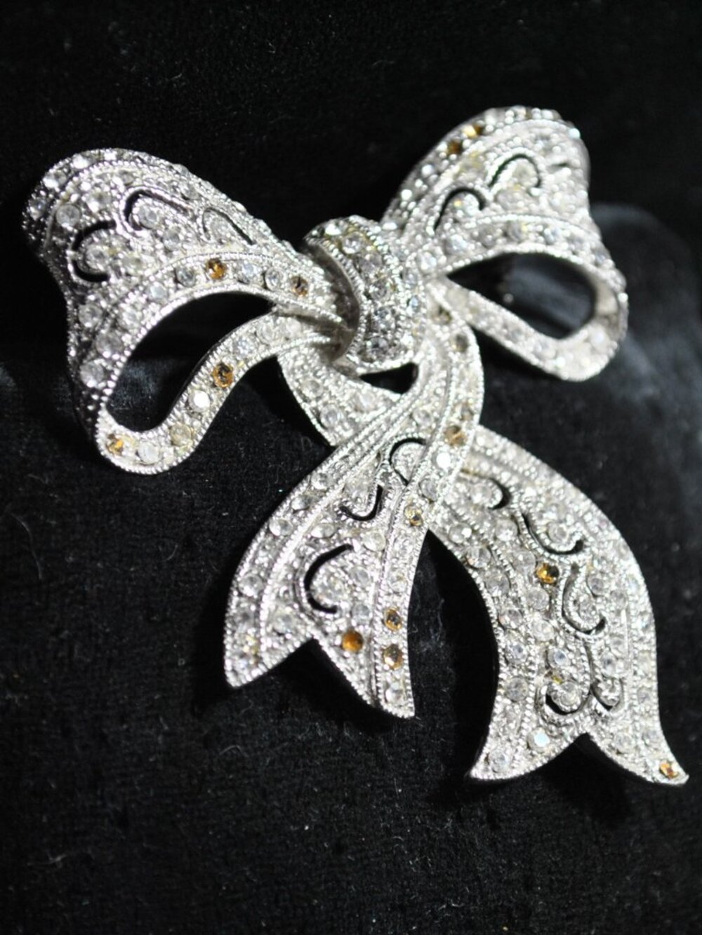 Damaged! Vintage Large Rhinestone Bow Costume Brooch - Picture 2 of 8